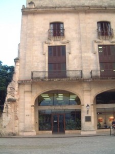  Biblioteca Villena en el entorno de la Plaza de Armas