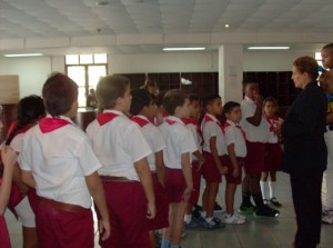 Niños de la escuela Angela Landa que son recibidos en el Loby de la biblioteca por la promotora Nuris Estévez 