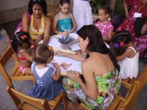 Niños pintando sobre temas de cuentos narrados en el portal de la biblioteca