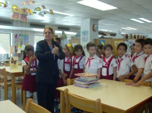 Niños con la promotora cultural al concluir el taller