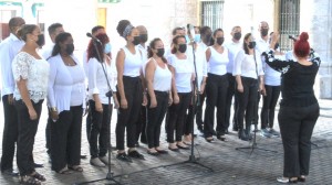 Coro cantando Olvido de SilvioRodríguez