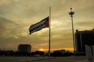 Bandera cubana a media asta como simbolo de duelo. Foto: Ismael Francisco/ Cubadebate.
