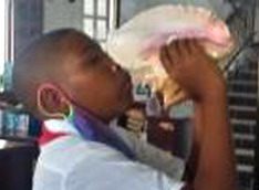 Niño soplando cobo