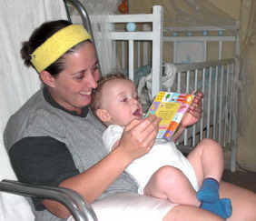 Mamá y bebé con libro