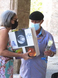 Mond recibe regalo de GenteN.por su cumpleaños 81