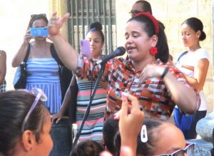 Enid Rosales actuando para los escolares