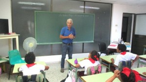 Adrián escuchando a los niños