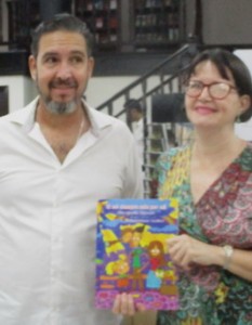 Autora e ilustrador con libro