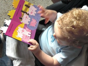bebé con libro