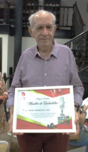 Fernando muestra Diploma Maestro de Radialistas