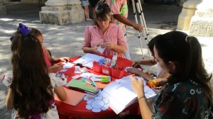 niños construyendo regalitos de papel