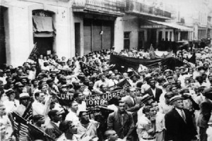 09/15/1933. Cubans marching in the streets of Havana after Fulgencio BATISTA took power on September 4 (overthrowing Manuel de CESPEDES) to protest against Yankee imperialism, in other words against American interference on the island. After the BATISTA putsch, anti-Americanism spread on the island. That same month BATISTA's government repealed the PLATT amendment which had provided a judicial base for North American interference (supported by MACHADO, the former dictator and Manuel de CESPEDES who had temporarily replaced him.) Le 15 septembre 1933, dans les rues de La Havane, après la prise de pouvoir de Fulgencio BATISTA le 4 septembre (en renversant Manuel DE CESPEDES), la population cubaine défile pour protester contre l'impérialisme yankee, c'est-à-dire contre l'ingérence américaine sur l'île. Avec le putsch de BATISTA, un fort courant anti-américain s'installe dans l'île, le gouvernement de BATISTA abroge ce même mois l'amendement PLATT, base juridique de l'ingérence nord-américaine que soutenait MACHADO, l'ancien dictateur et celui qui l'avait remplacé temporairement, Manuel de CESPEDES.