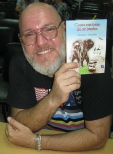 Maikel José con el Libro del Mes