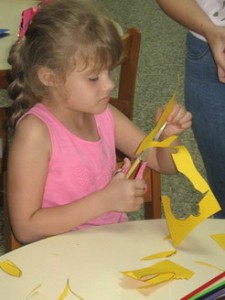 Niña recorta uno de los 3 pichones