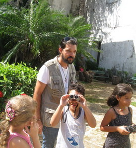Rey Perera Taller con prismáticos