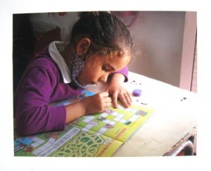 niña con crucigrama
