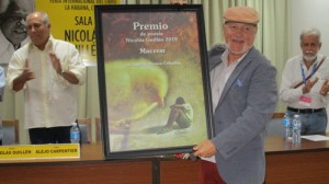 Peraza recibiendo PremioPoesía NicolásGuillén 2019